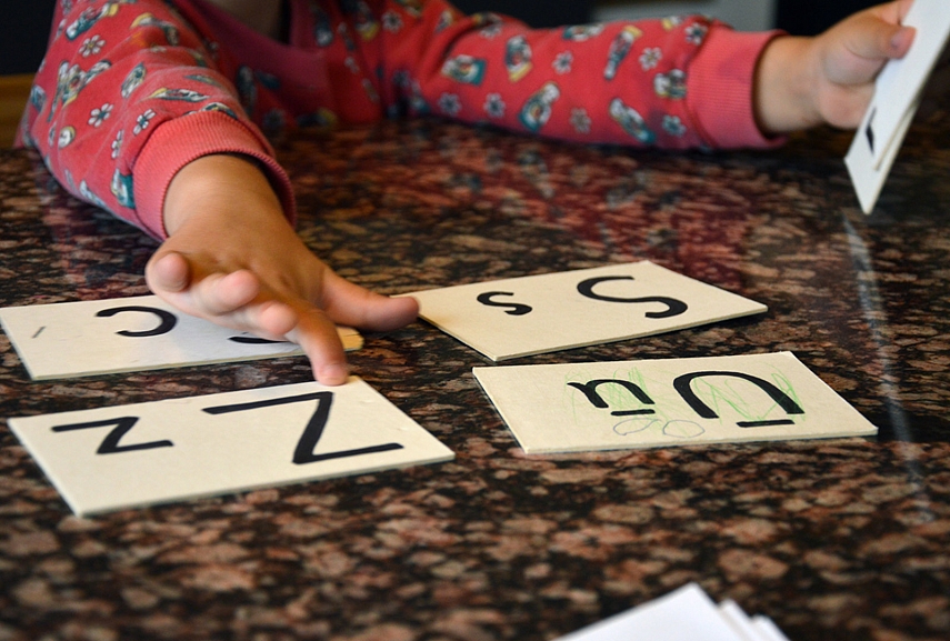<p>Žaidimas su raidėmis: sudedi keturias korteles, pasakai raidės garsą, vaikas parodo raidę... Paprasta, bet smagu</p>
