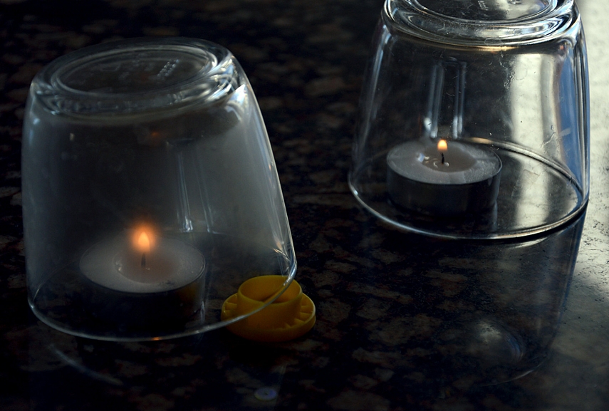<p>Ypač efektyvu, kai abi žvakės ir abi stiklinės vienodos</p>
