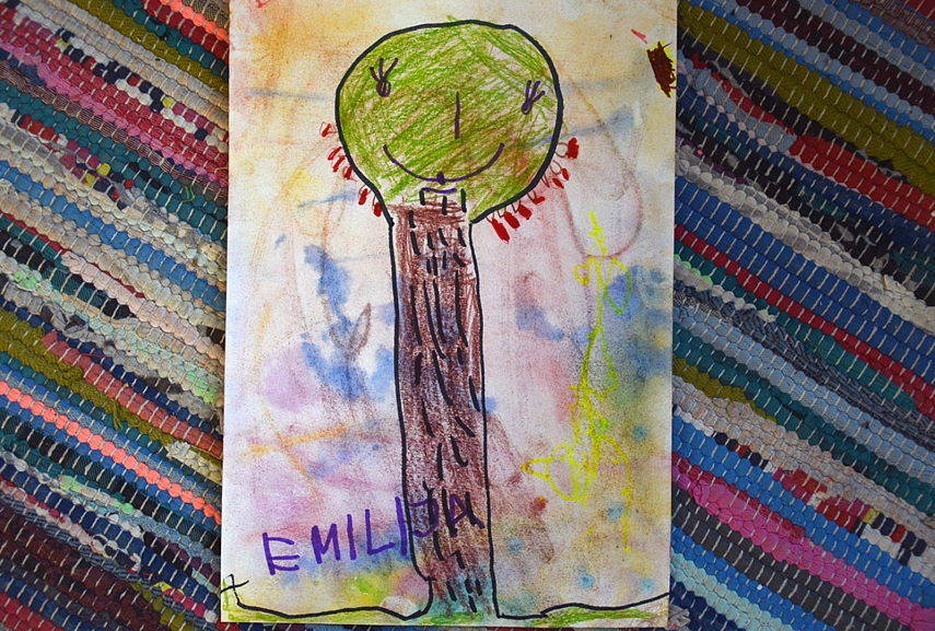 <p>Fonas: iš anksto išlieta abstrakti akvarelė; piešinys: medis, kitoje pusėje užrašyta Psalmių 1</p>
