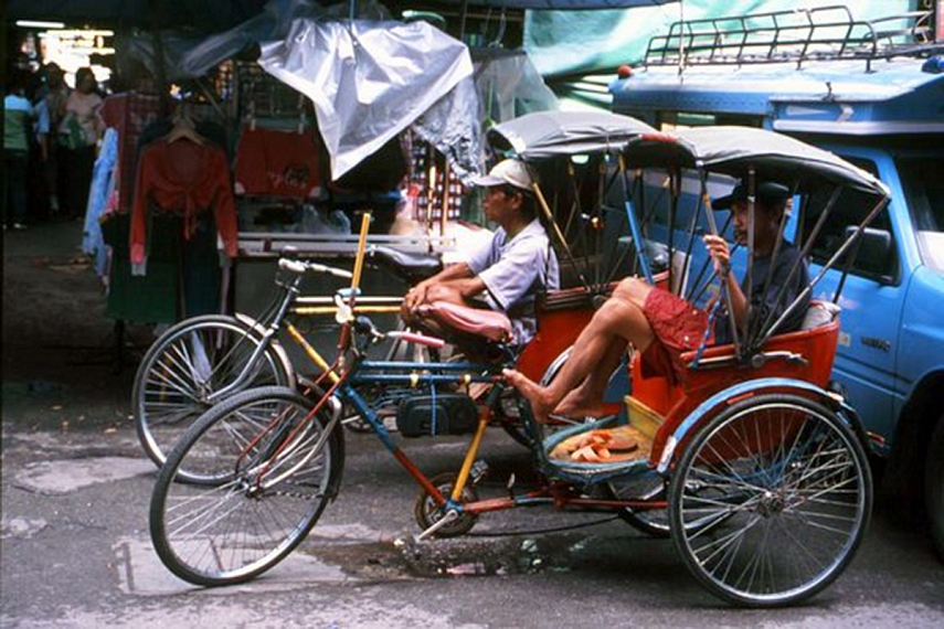 <p>Dviračių tempiamos rikšos, berods Kalkutoje</p>

