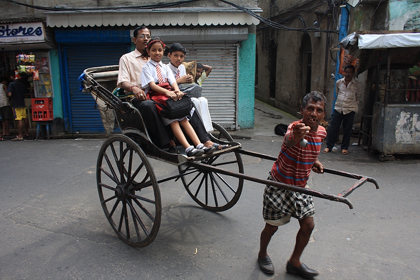 <p>Žmogaus tempiama rikšta, tikrai Kalkutoje</p>
