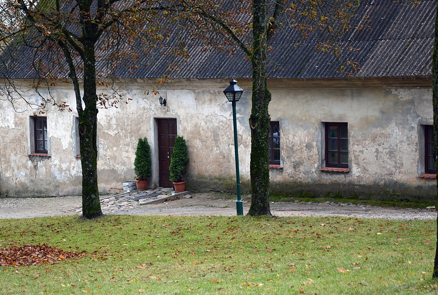 <p>Prie Tytuvėnų bažnyčios. Vaizdelis nelietuviškas</p>
