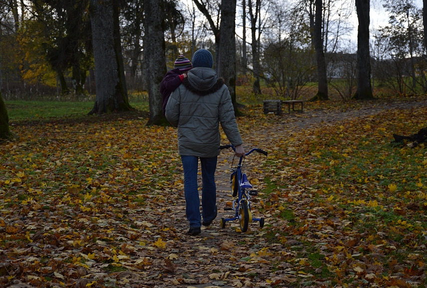 <p>Įspūdžių tiek daug, kad kojos dviračio nebepamina. Tėtis eina į pagalbą</p>
