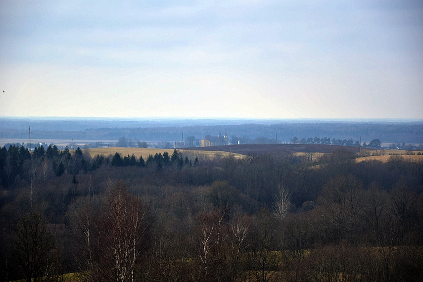 <p>Pasakiški vaizdai nuo piliakalnio. Tolumoje matosi Tverų bažnyčia.</p>
