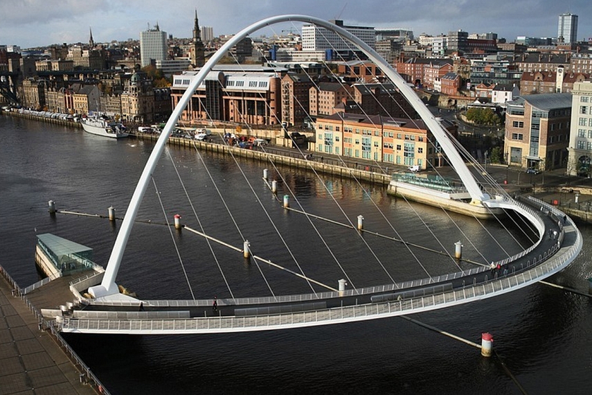 <p>Gateshead Millenium Bridge. Reikia pamatyti video.. Šis tiltas atgija..</p>
