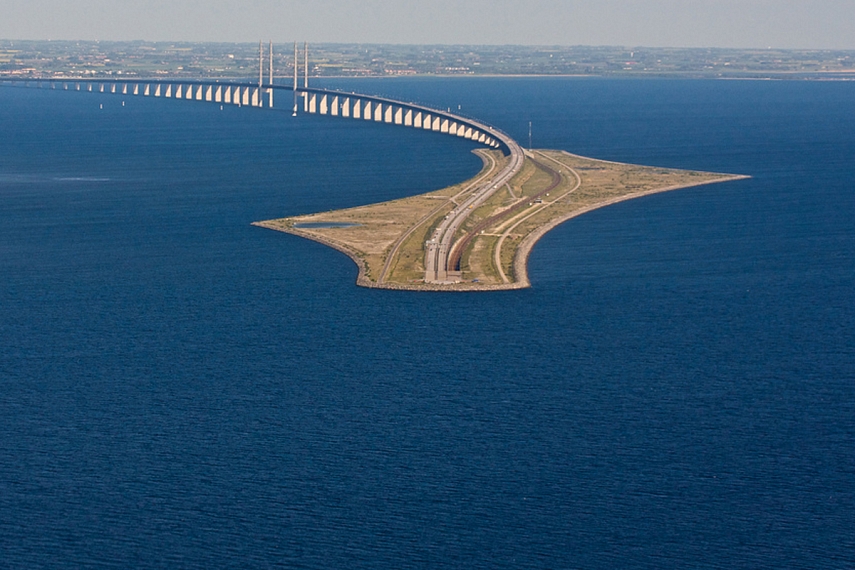 <p>Oresund tiltas, jungiantis Švediją su Danija. Tiltas driekiasi apie 8 km. Prasideda tiltu, o baigiasi tuneliu. Neįtikėtina</p>
