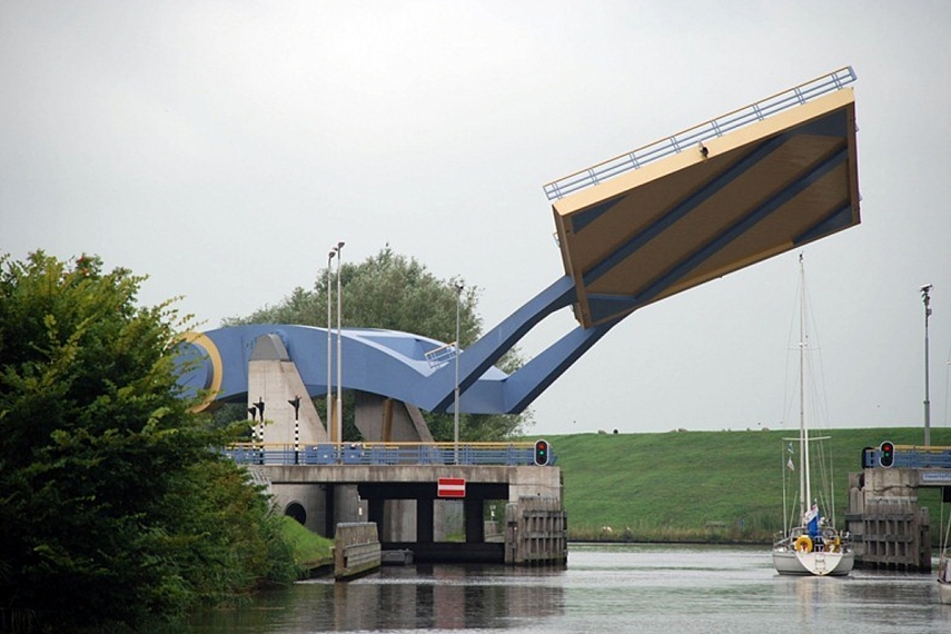 <p>Pakeliamas tiltas <span class="listicle-slide-hed-text">Slauerhoffbrug. Jis labai keistas...</span></p>
