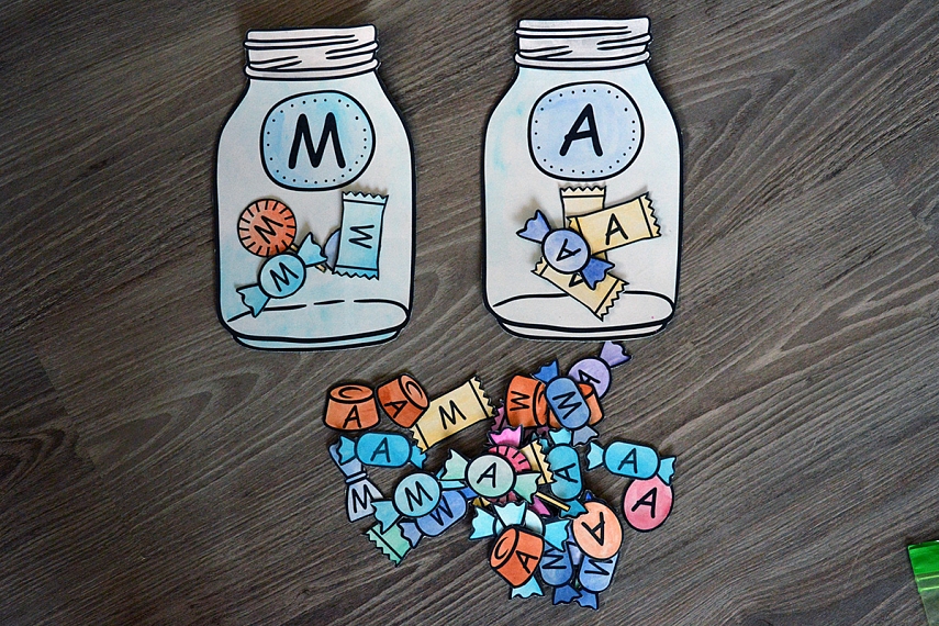 <p>Dedam saldainius į A arba M stiklainius. Vyresnėlės dargi galvojo A ir M raidžių žodžius. 4 a4 lapai. Atspausti, nuspalvinti ir priklijuoti prie kartono.</p>
